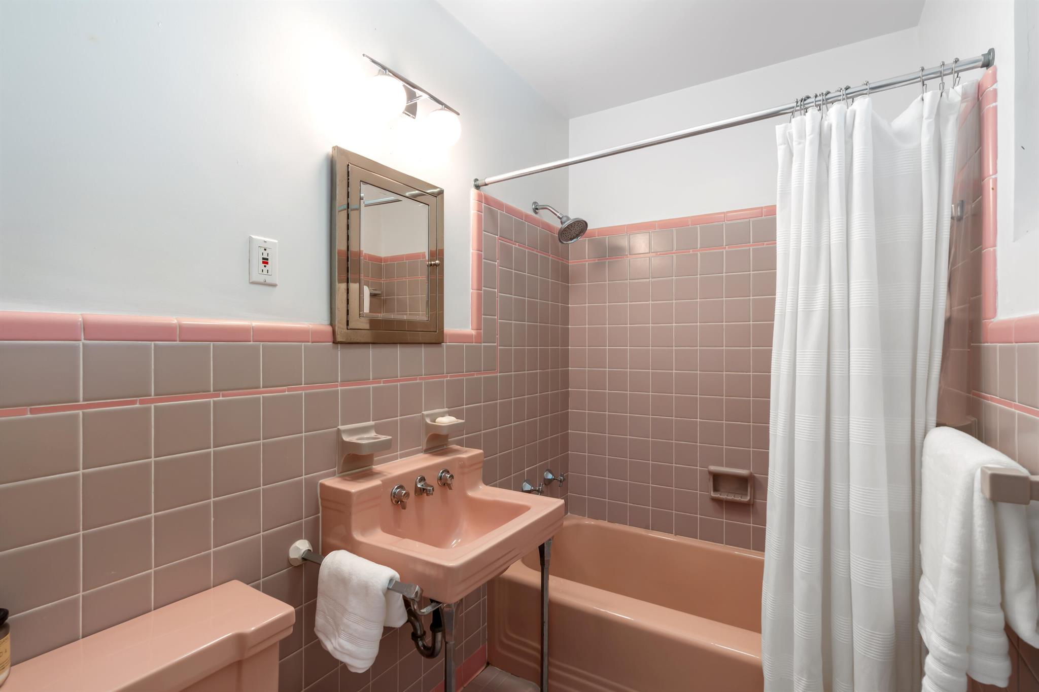 JAMAICA LANE IN - Residential