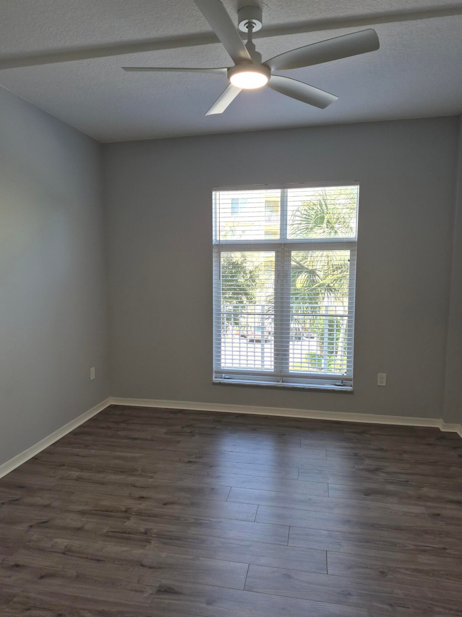 1209 MAIN Street 205