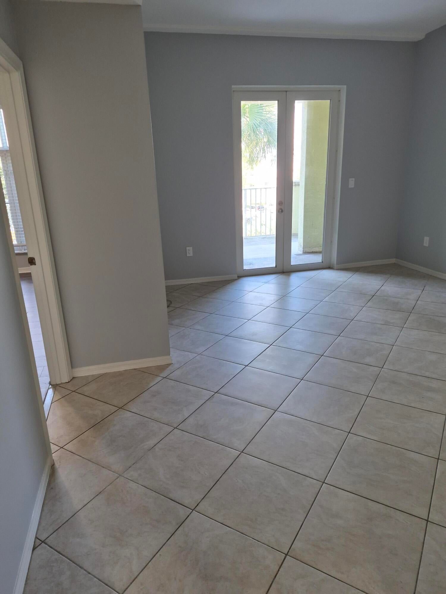 1209 MAIN Street 205