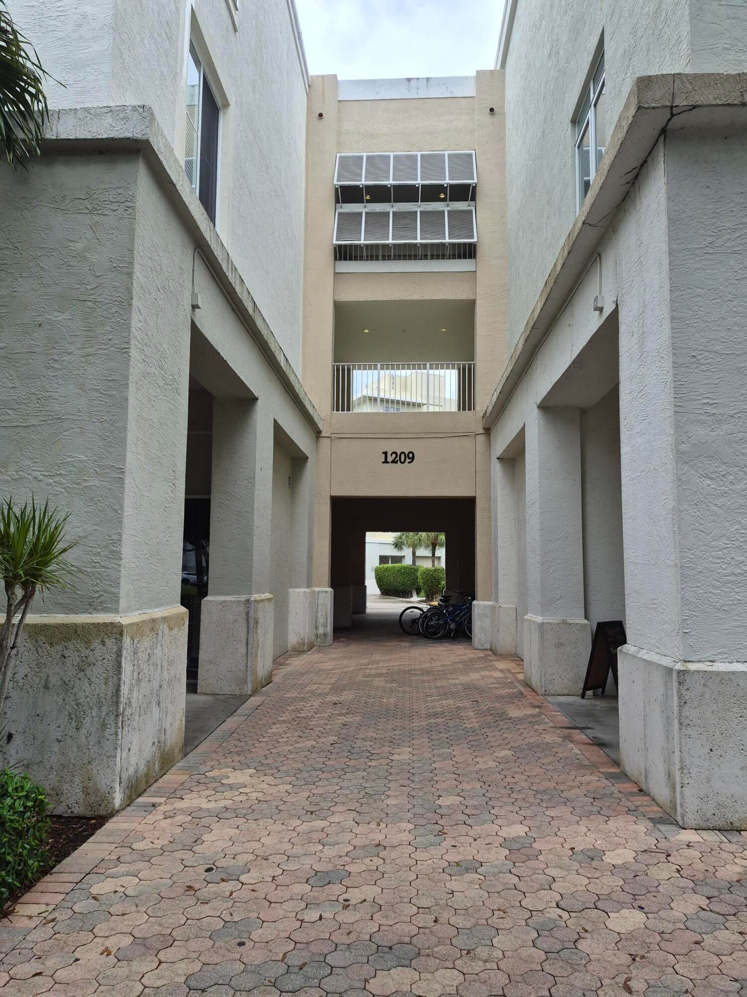 1209 MAIN Street 205