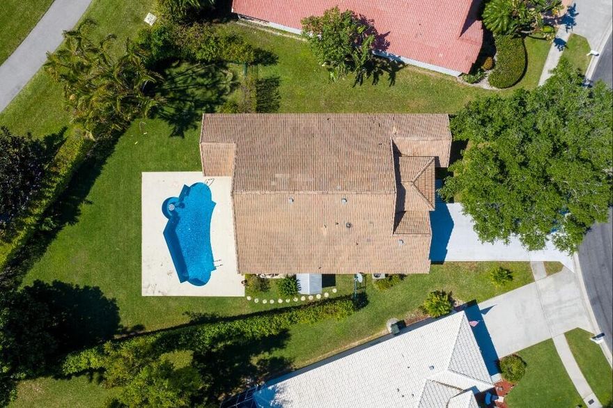 POOL, 2 CAR GARAGE, OPEN FLOOR PLAN, light and bright!!! Ready for move in. Quick move in process. Large fenced in back yard and screened in patio area, perfect for BBQing on those nice summer nights. Centrally located in Wellington, A rated schools. Minutes from WEF! Close to shops, restaurants and the Wellington Green Mall.