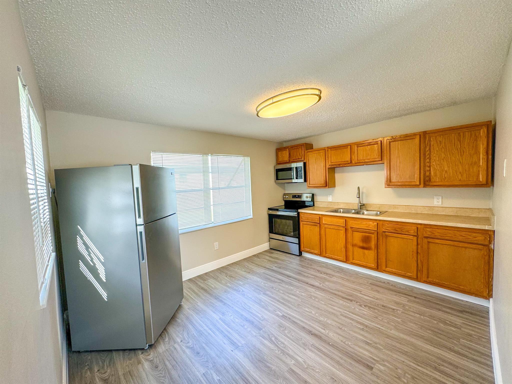 MODEL LAND CO - Residential Lease