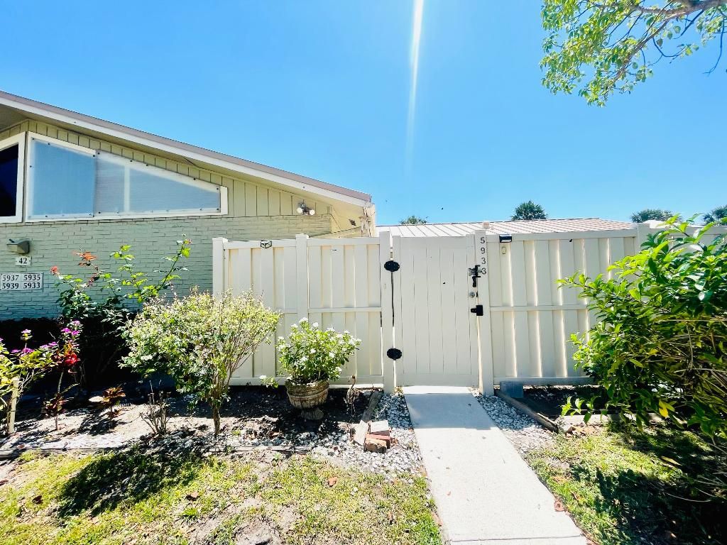 Photo of 5933 Golden Eagle Circle, Palm Beach Gardens, FL 33418 (MLS # R10975812)