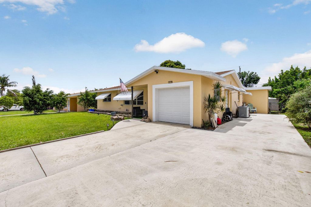 Photo of 220 SW 10th Avenue, Boynton Beach, FL 33435 (MLS # B26038974)