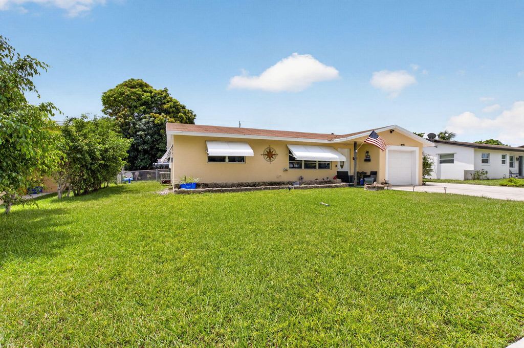 Photo of 220 SW 10th Avenue, Boynton Beach, FL 33435 (MLS # B26038974)