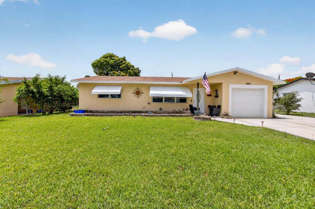 Photo of 220 SW 10th Avenue, Boynton Beach, FL 33435 (MLS # B26038974)