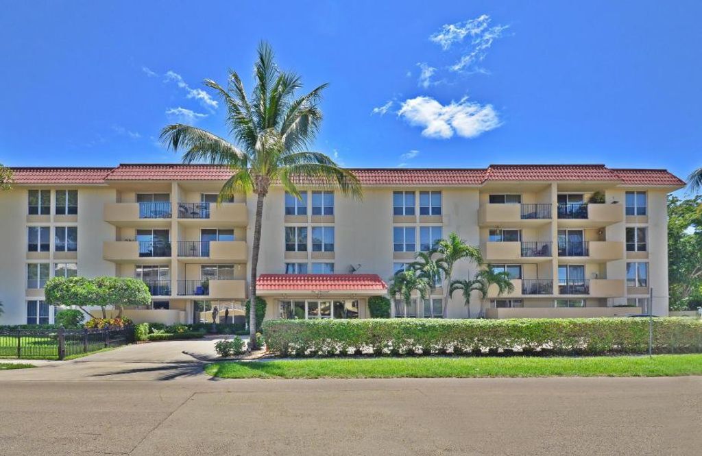 Photo of 1000 Spanish River Road #4m, Boca Raton, FL 33432 (MLS # R11050216)