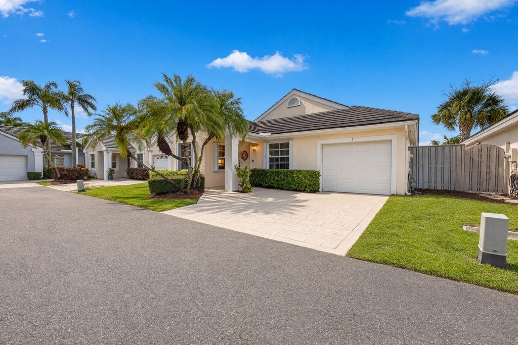 Photo of 7 GOVERNORS Court, Palm Beach Gardens, FL 33418 (MLS # B26085733)
