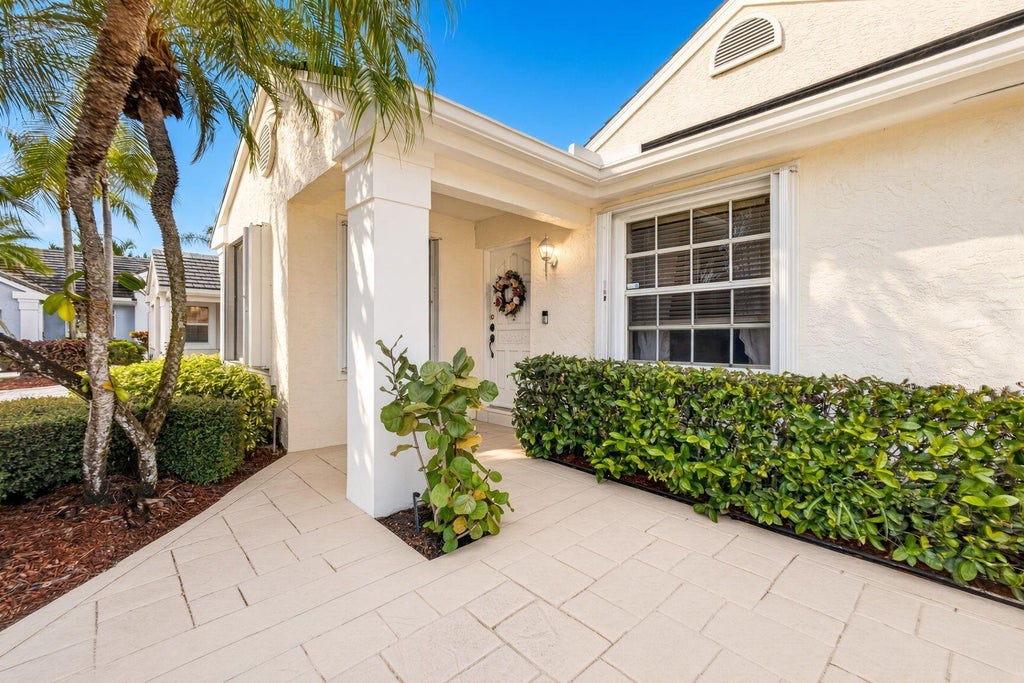 Photo of 7 GOVERNORS Court, Palm Beach Gardens, FL 33418 (MLS # B26085733)