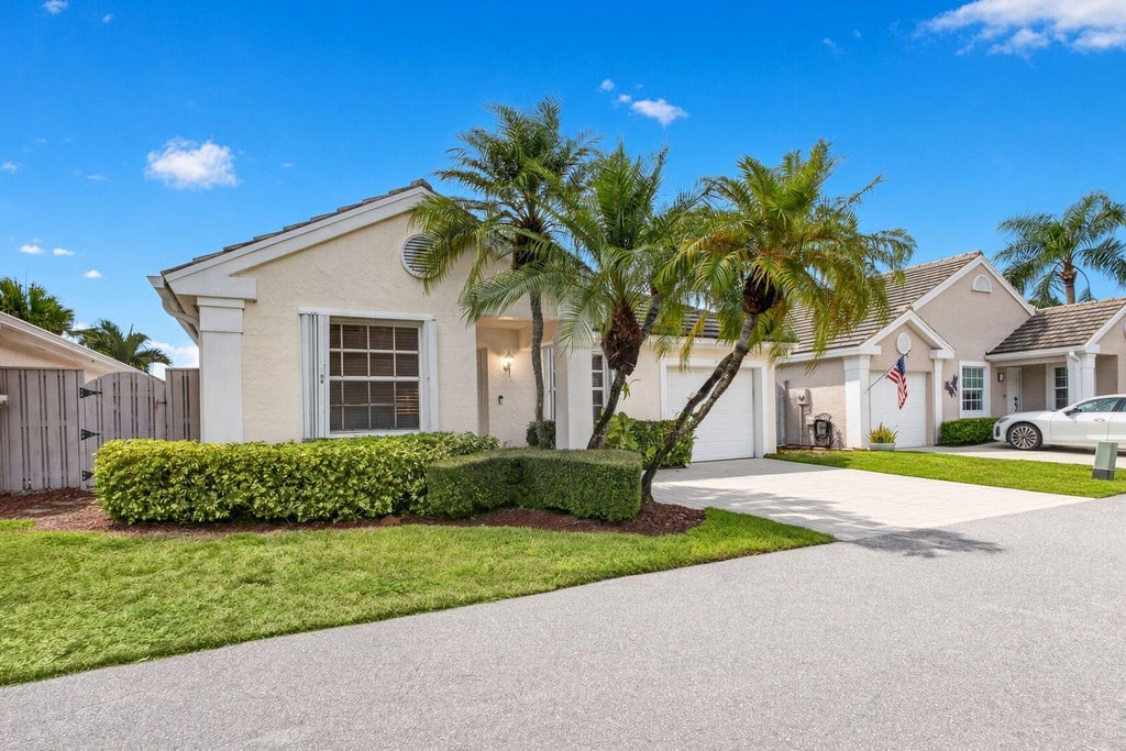 Photo of 7 GOVERNORS Court, Palm Beach Gardens, FL 33418 (MLS # B26085733)