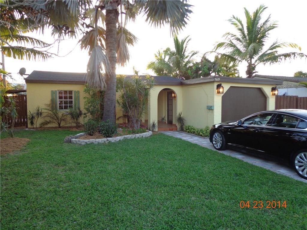 STUNNING REMODELED 2/2 HOME + A DEN! "A LITTLE HACIENDA" GOURMET KITCHEN WITH STAINLESS STEEL
APPLIANCES AND CUSTOM GRANITE COUNTERS! LUXURY MASTER BATH FEATURES GRANITE WITH A SPA TUB
AND A SEPARATE STAND UP SHOWER! SOUTH BEACH INSPIRED 2ND FULL BATH! THE DEN FEATURES A PAIR OF
FRENCH DOORS! LARGE STORAGE ROOM AND SEPARATE LAUNDRY ROOM WITH WASHER AND GAS DRYER.
BEAUTIFUL, SECLUDED FENCED IN BACKYARD FOR YOUR PRIVACY WITH LUSH LANDSCAPING! EXCELLENT
NEIGHBORHOOD, CLOSE TO EVERYTHING! WALK IN CLOSETS! LAWN-CARE INCLUDED! PET FRIENDLY WITH
PET DEPOSIT AND OWNER APPROVAL! AVAILABLE FOR SEPT 1 MOVE IN.