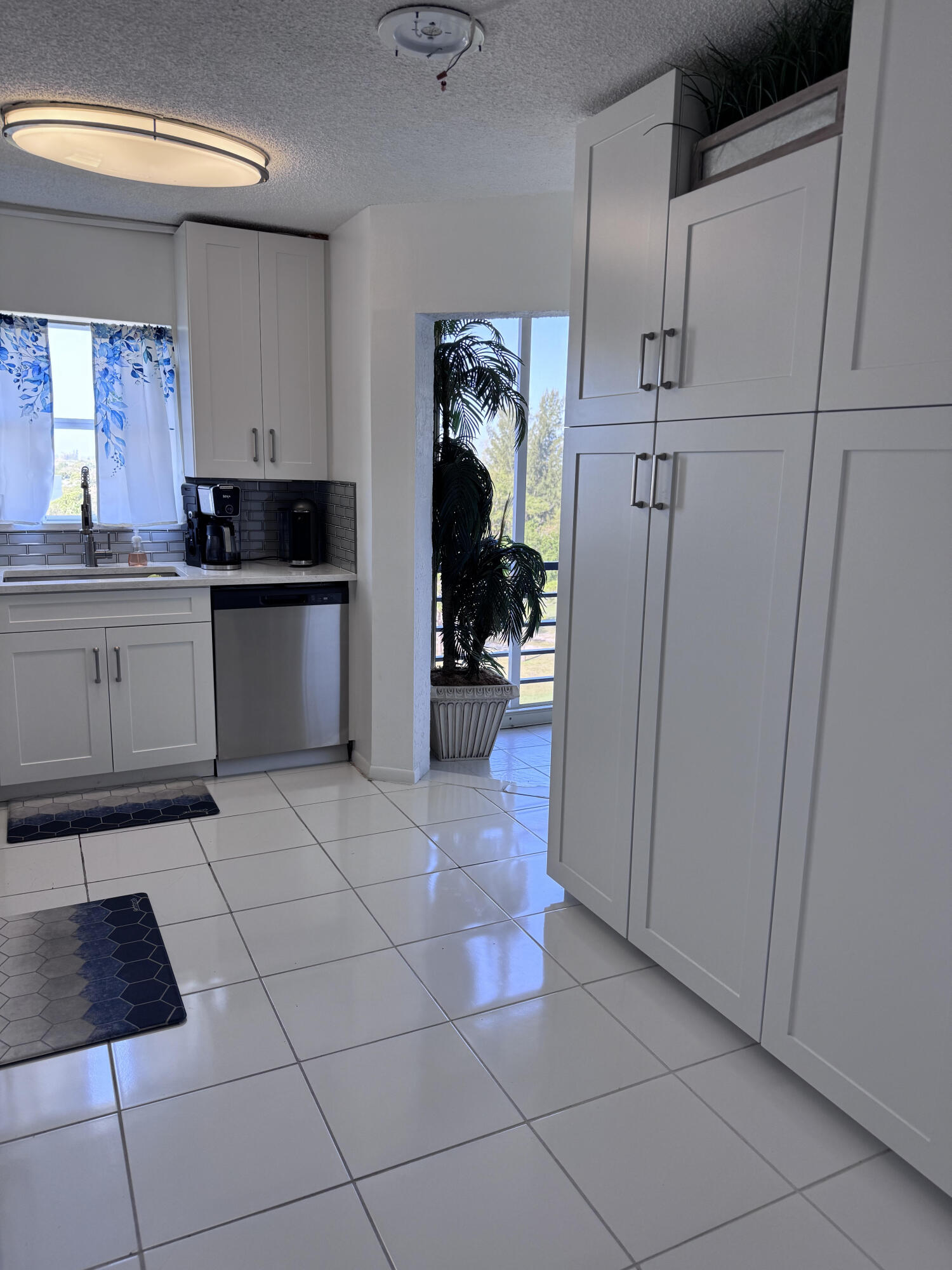 AMBASSADOR I CONDO - Residential