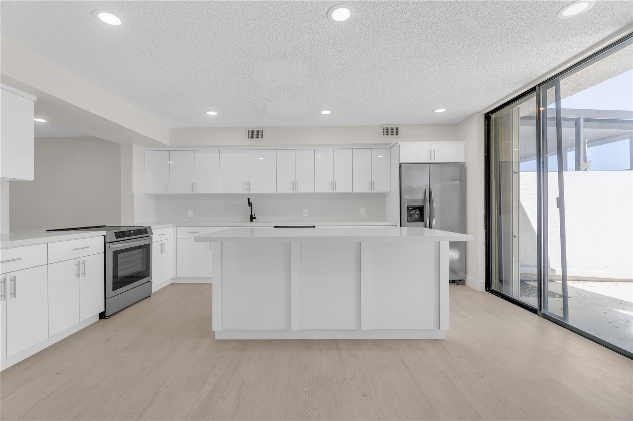 11291 NW 16th Ct, Pembroke Pines, FL, 33026/$427,500 4 11291 NW 16th Ct