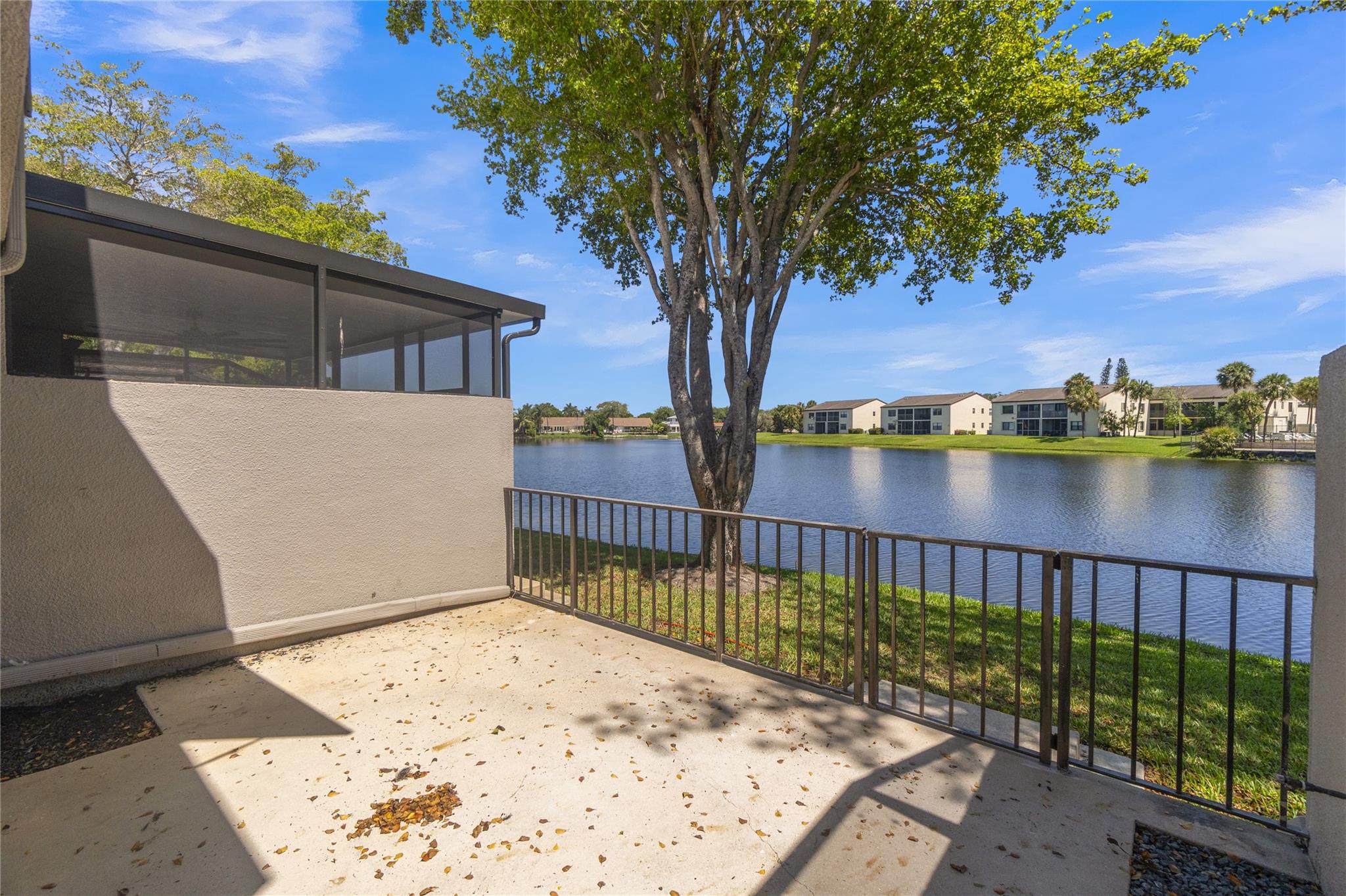 ?SPACIOUS WATERFRONT, TURN-KEY 2/2.5. NO APPOINTMENT REQUIRED. COME AND FALL IN LOVE WITH YOUR NEW HOME.