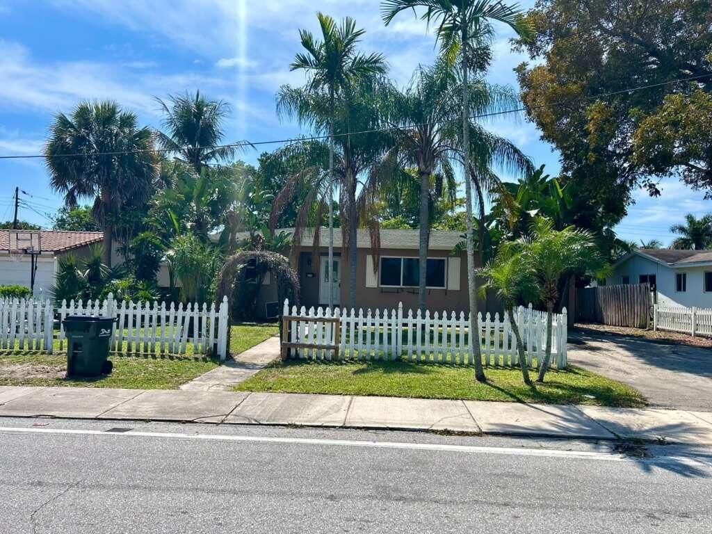 Photo of 108 NE 22nd Street, Delray Beach, FL 33444 (MLS # B26007909)
