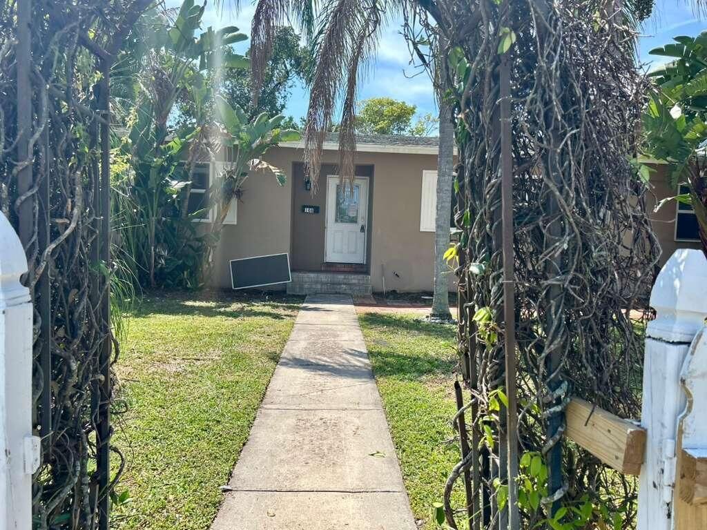 Photo of 108 NE 22nd Street, Delray Beach, FL 33444 (MLS # B26007909)