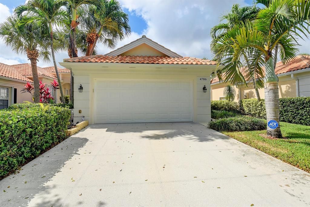 Photo of 4786 Lakeland Drive, Delray Beach, FL 33445 (MLS # R10877940)