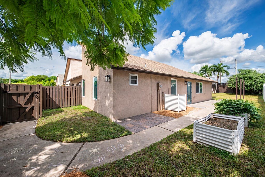 Photo of 2815 SW 2ND Street, Delray Beach, FL 33445 (MLS # B26087367)