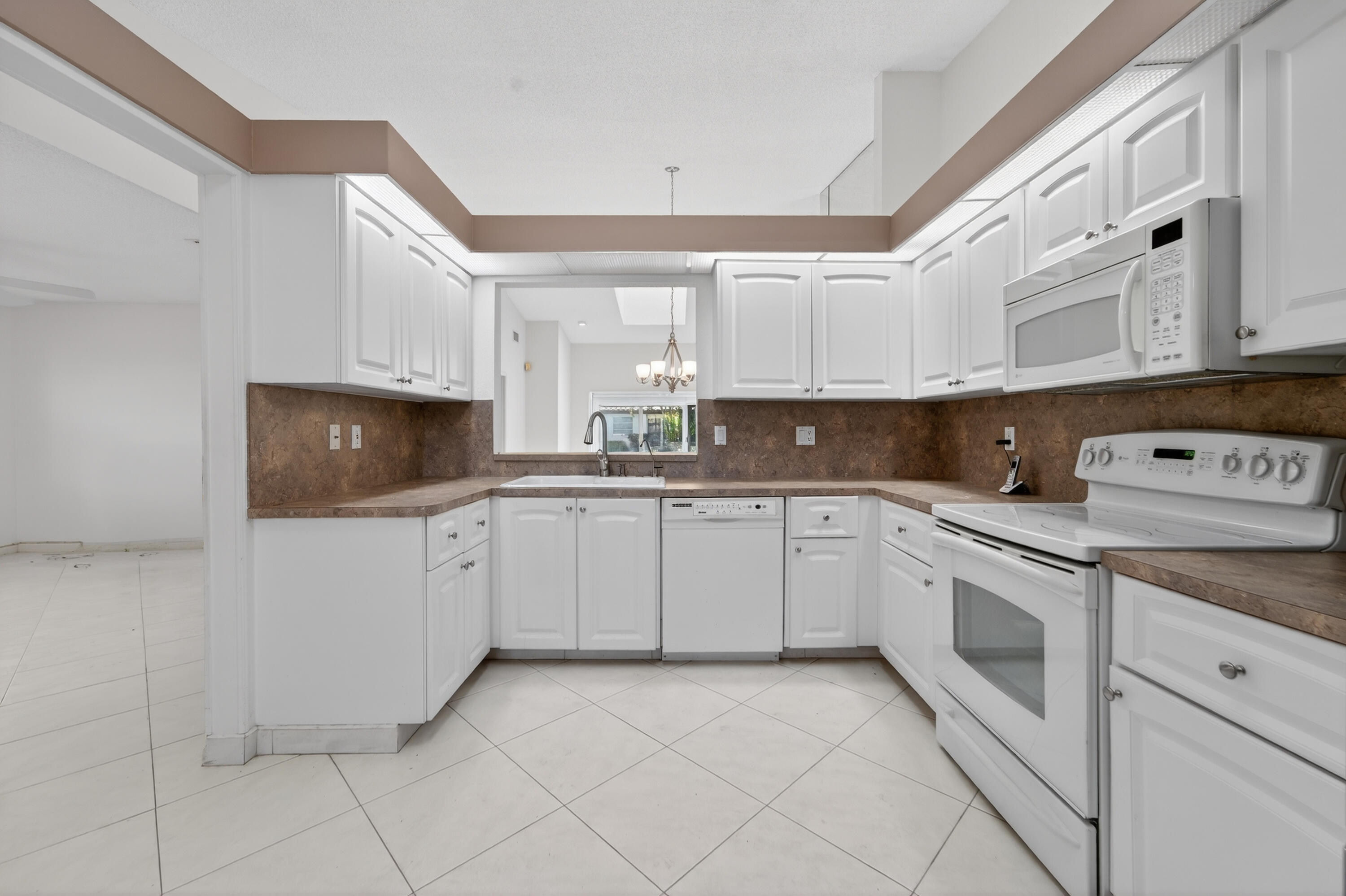 HUNTINGTON POINTE - Residential