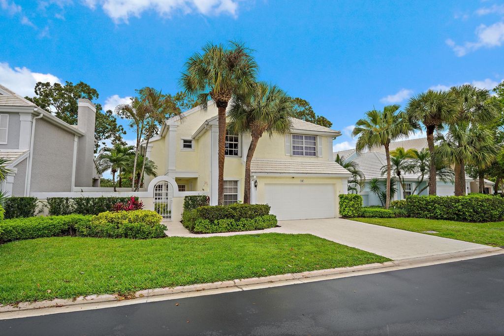 Photo of 18 Windsor Lane, Palm Beach Gardens, FL 33418 (MLS # B26004292)