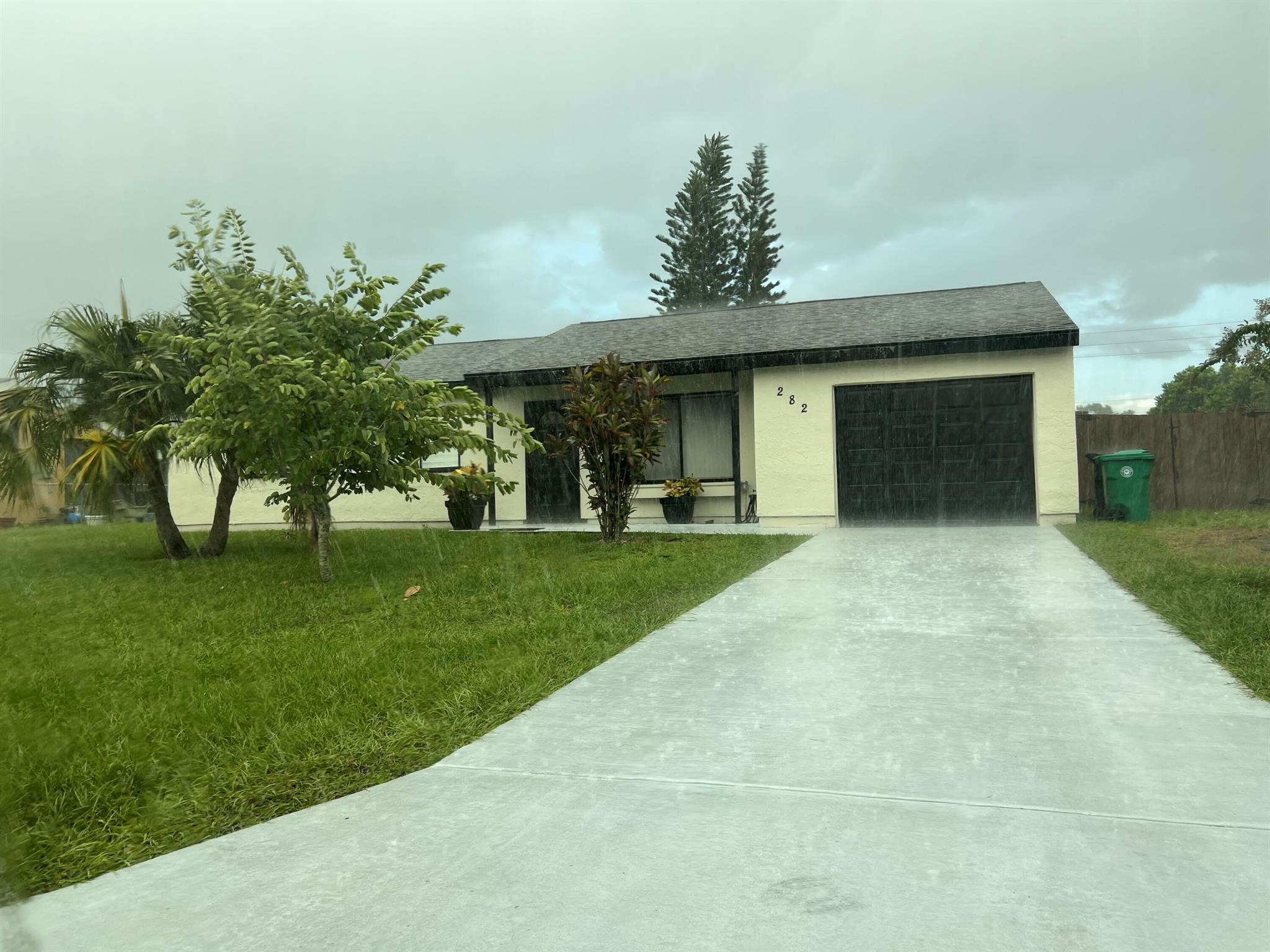 Stainless Steel Appliance, Ceiling Fans, Remodeled Bathrooms and screened porch. Great Location in Port St Lucie!credit application link:https://apply.link/NBN7tPU