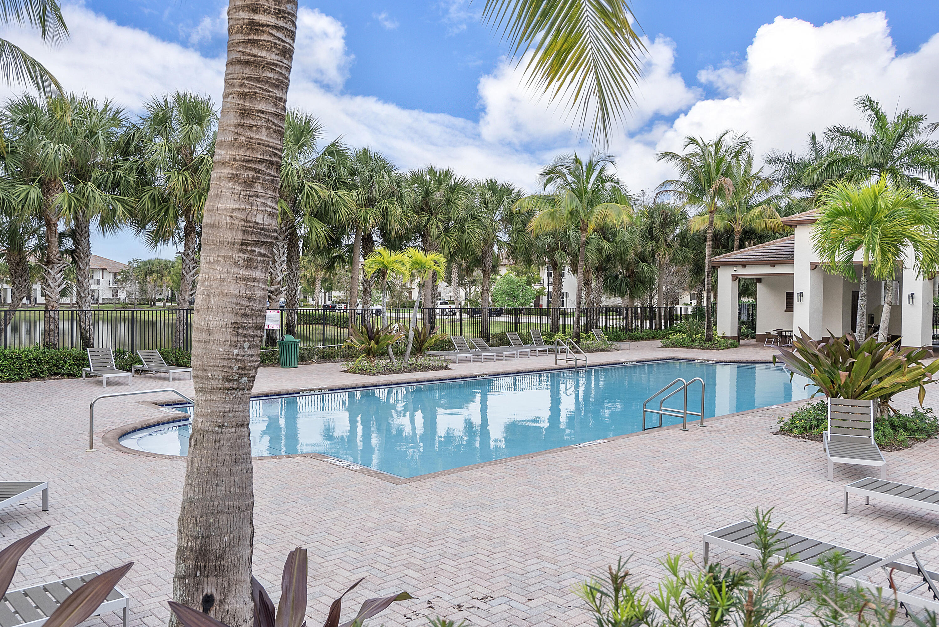 PALOMA LAKES CONDOMINIUM NO 1 - Residential