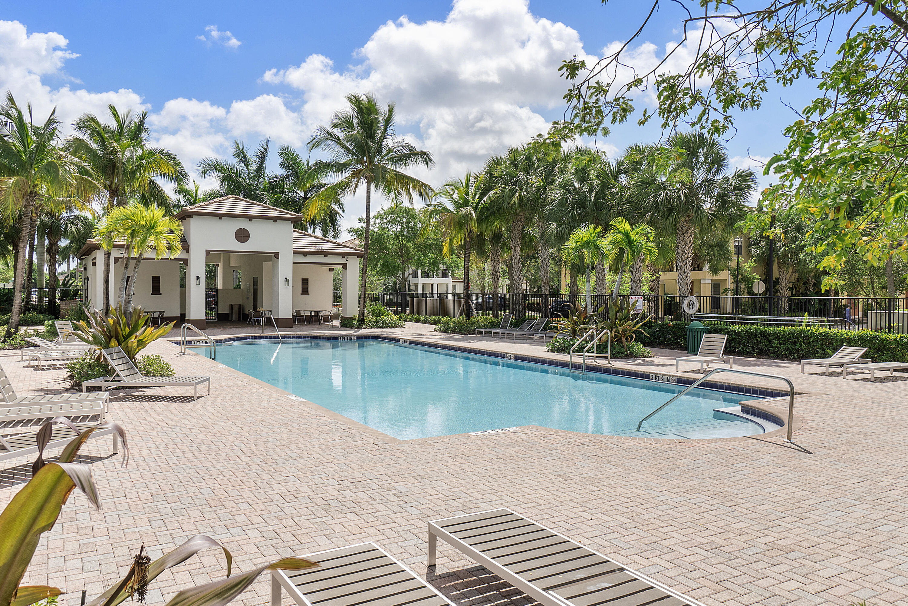 PALOMA LAKES CONDOMINIUM NO 1 - Residential