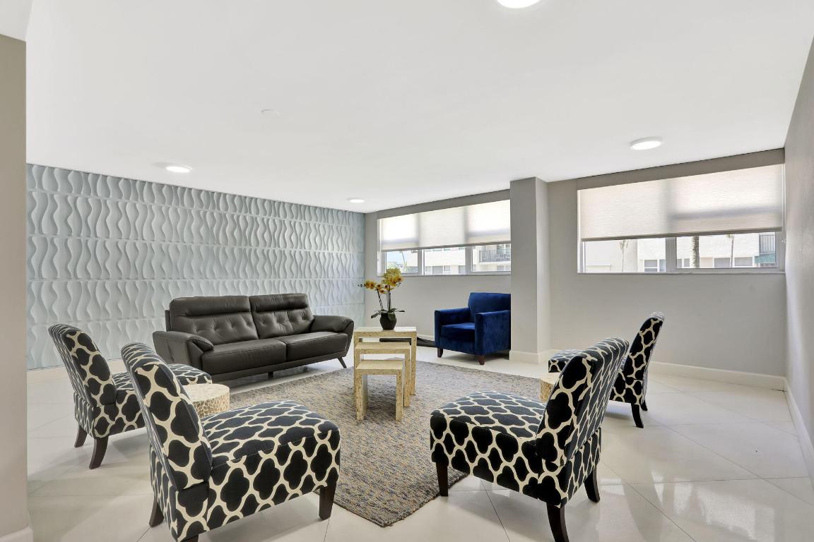 1237 Hillsboro Mile 402