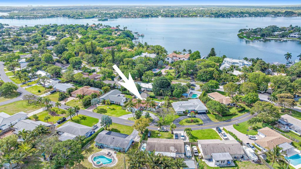 Photo of 226 W Norfolk Road, Jupiter, FL 33469 (MLS # R10971275)