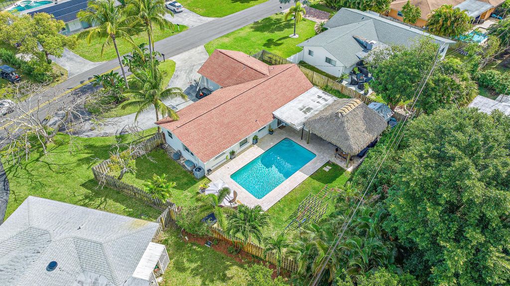 Photo of 226 W Norfolk Road, Jupiter, FL 33469 (MLS # R10971275)