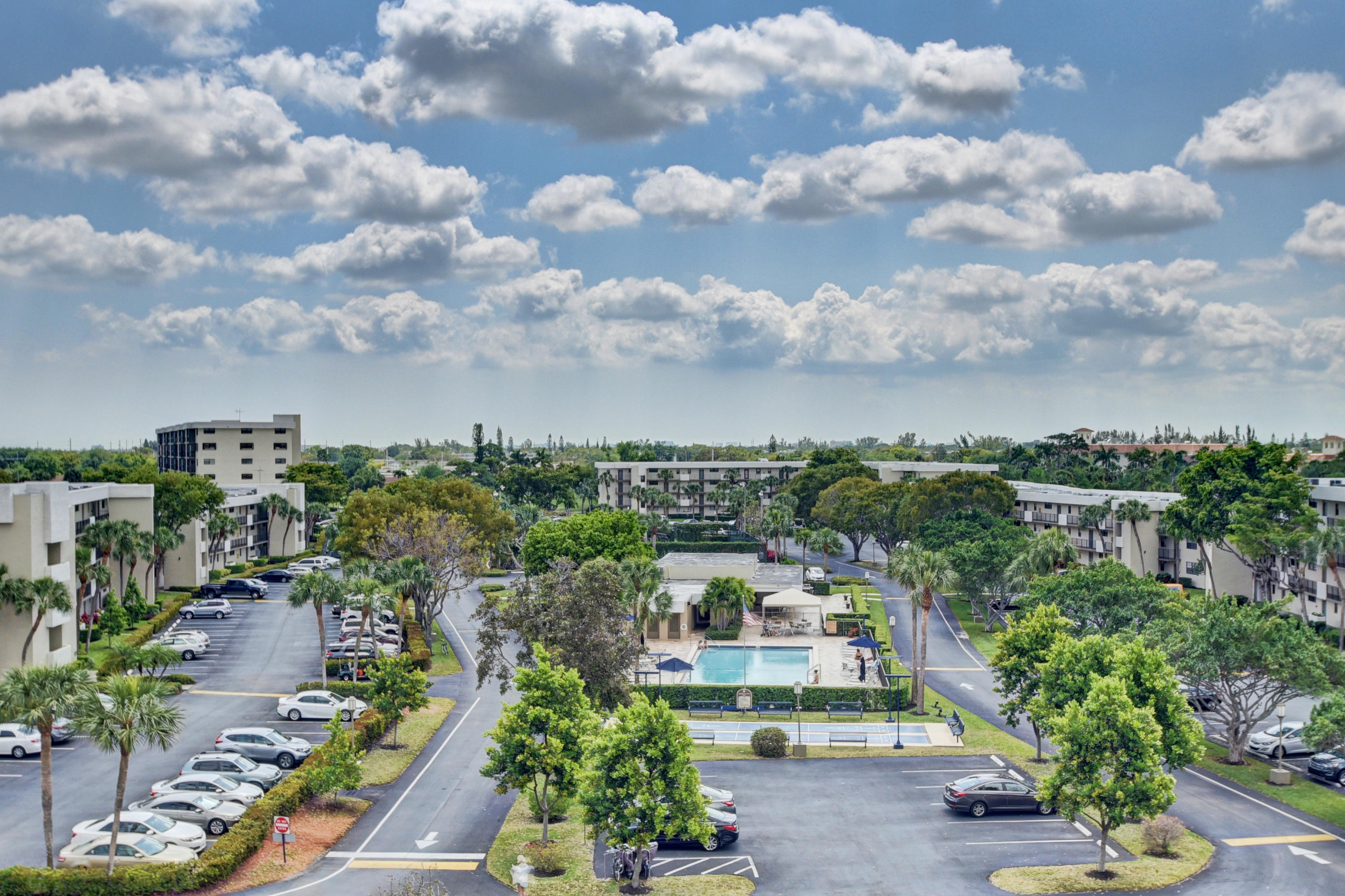 DEER CREEK COUNTRY CLUB ESTATES 1 CONDO - Residential