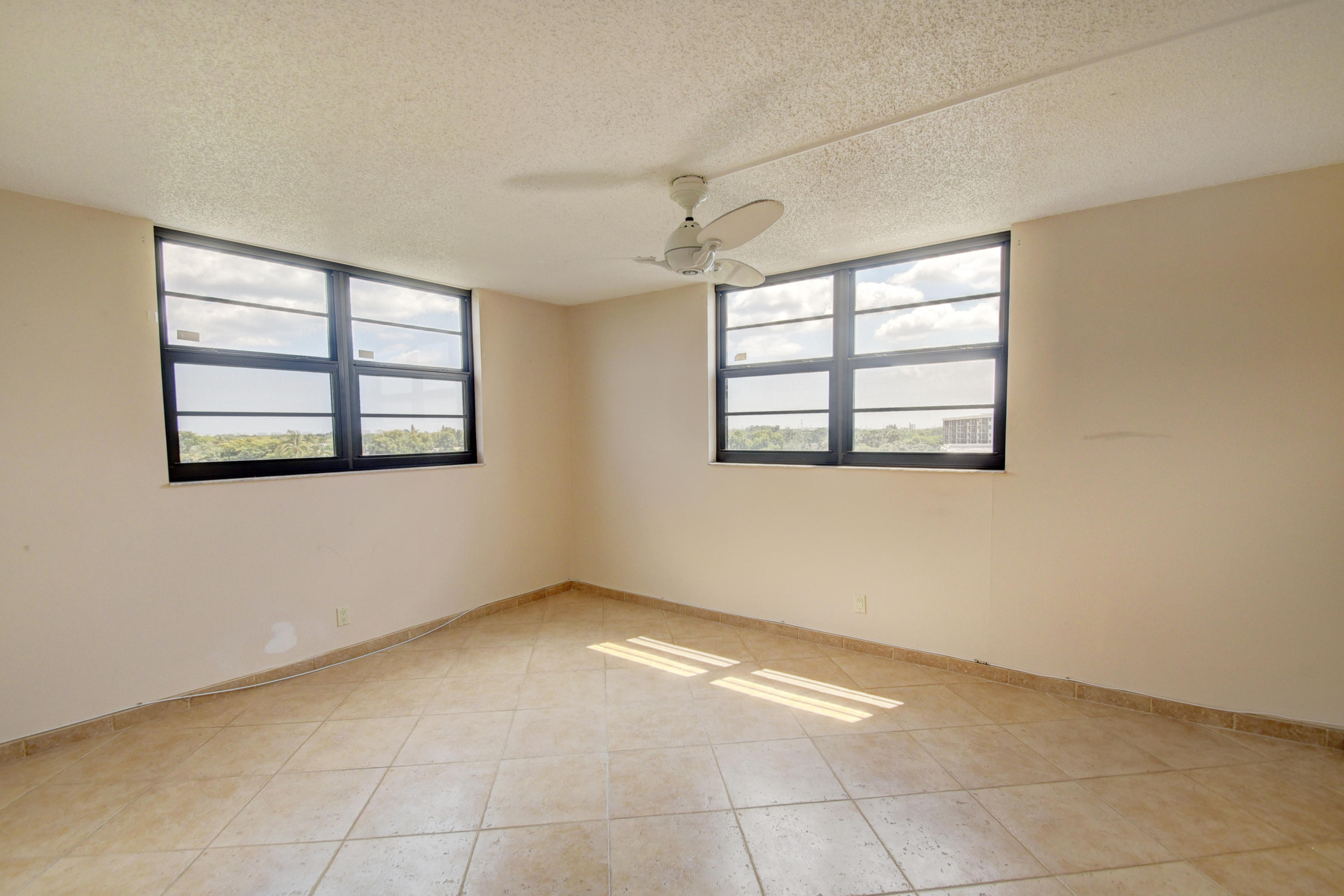 DEER CREEK COUNTRY CLUB ESTATES 1 CONDO - Residential