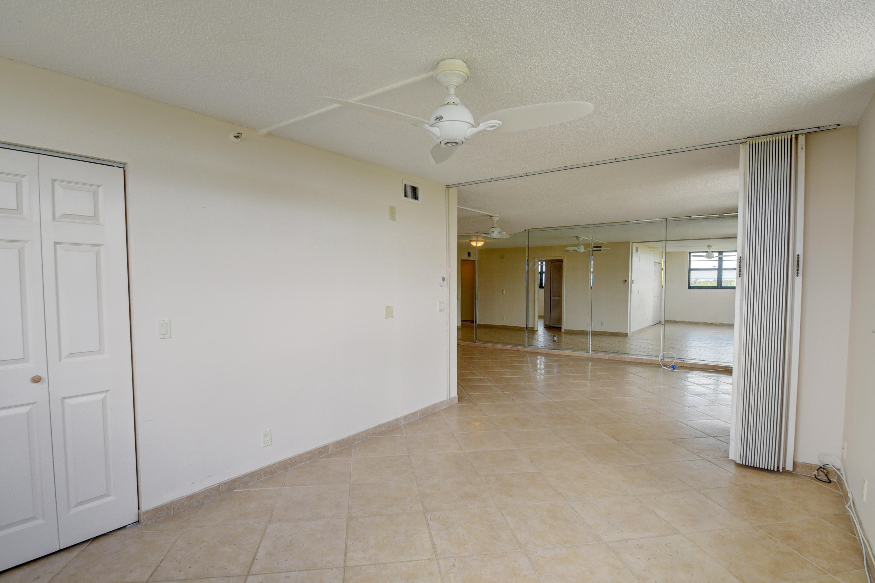 DEER CREEK COUNTRY CLUB ESTATES 1 CONDO - Residential