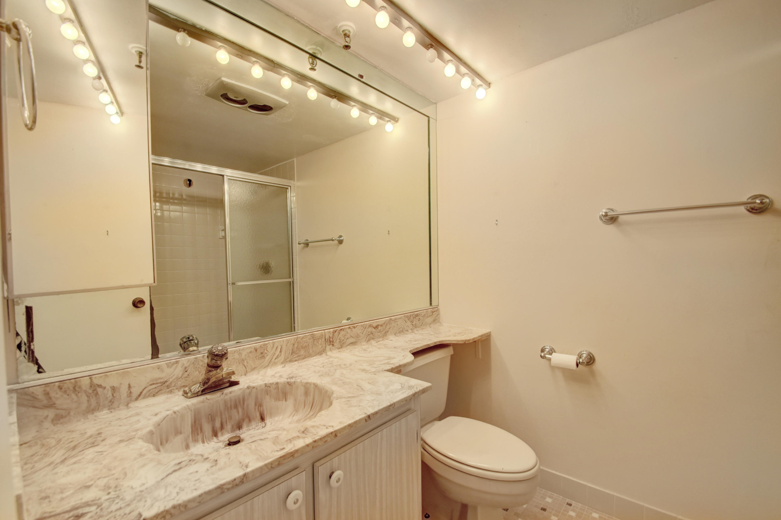 DEER CREEK COUNTRY CLUB ESTATES 1 CONDO - Residential