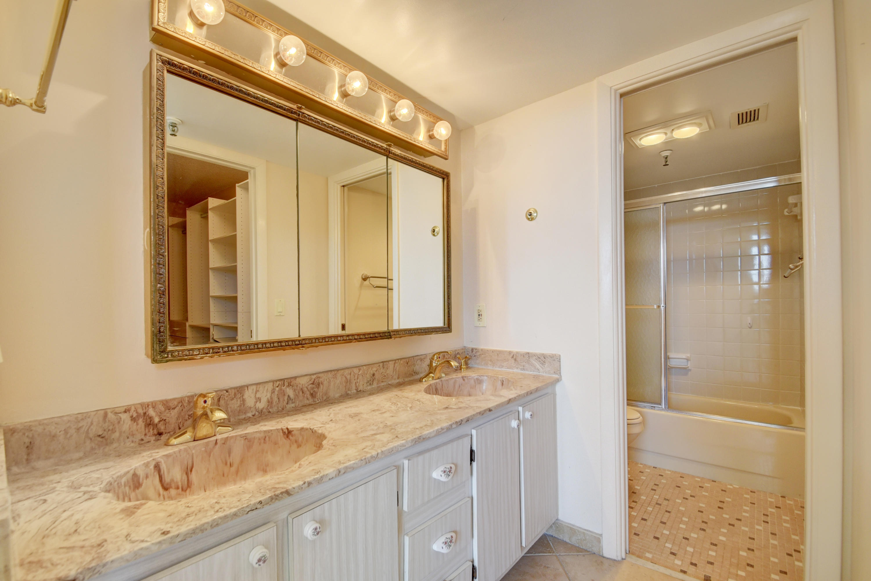 DEER CREEK COUNTRY CLUB ESTATES 1 CONDO - Residential