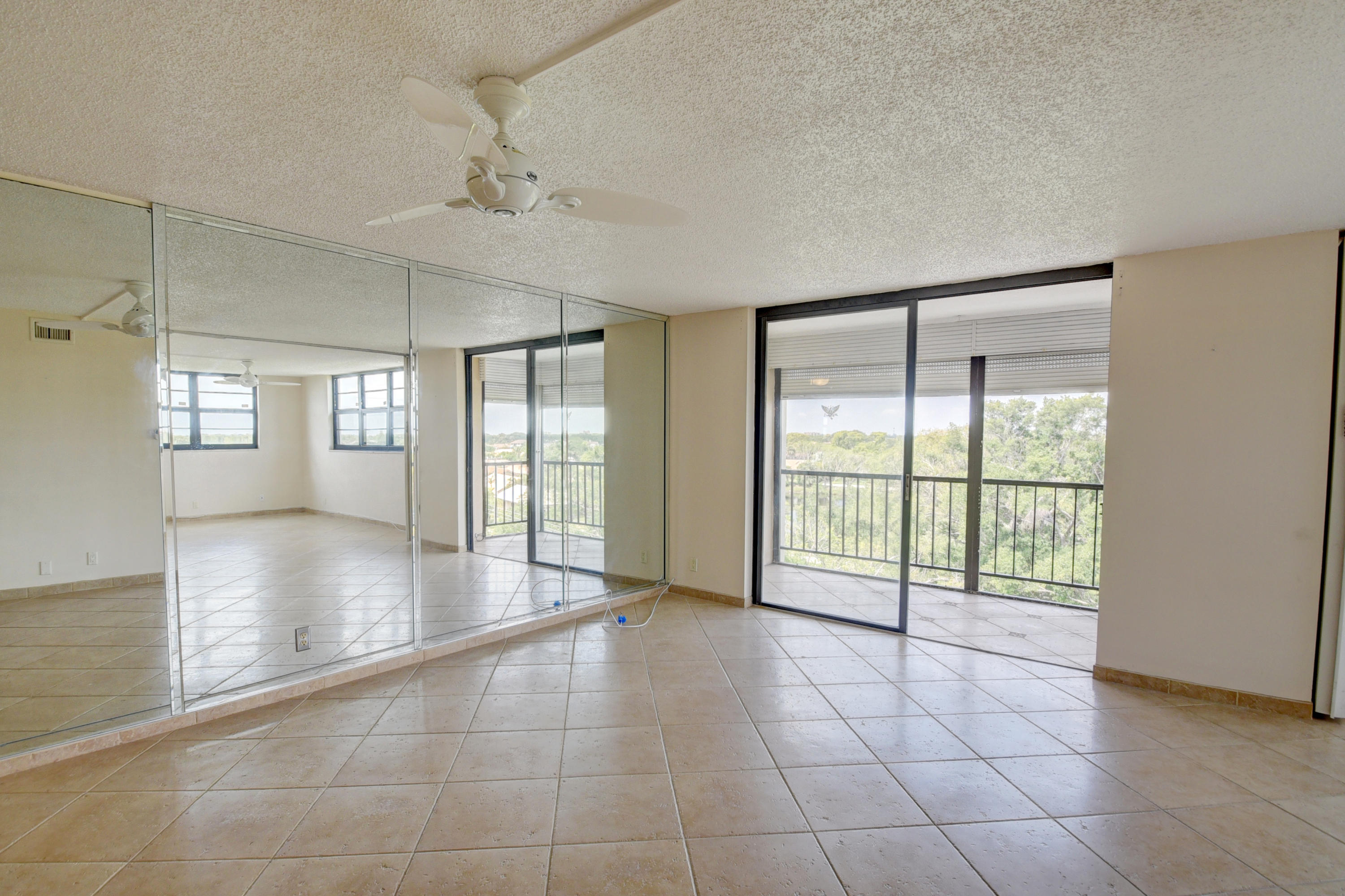 DEER CREEK COUNTRY CLUB ESTATES 1 CONDO - Residential