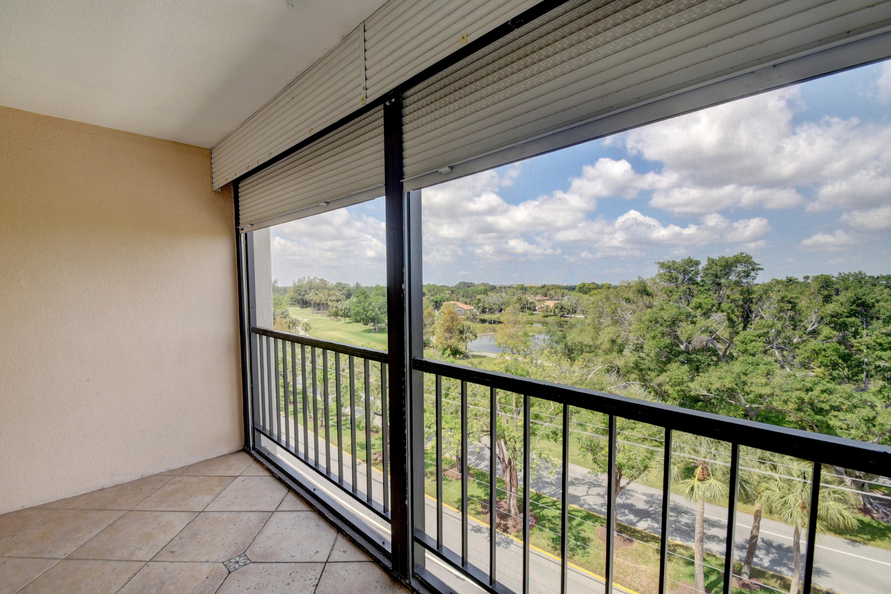 DEER CREEK COUNTRY CLUB ESTATES 1 CONDO - Residential