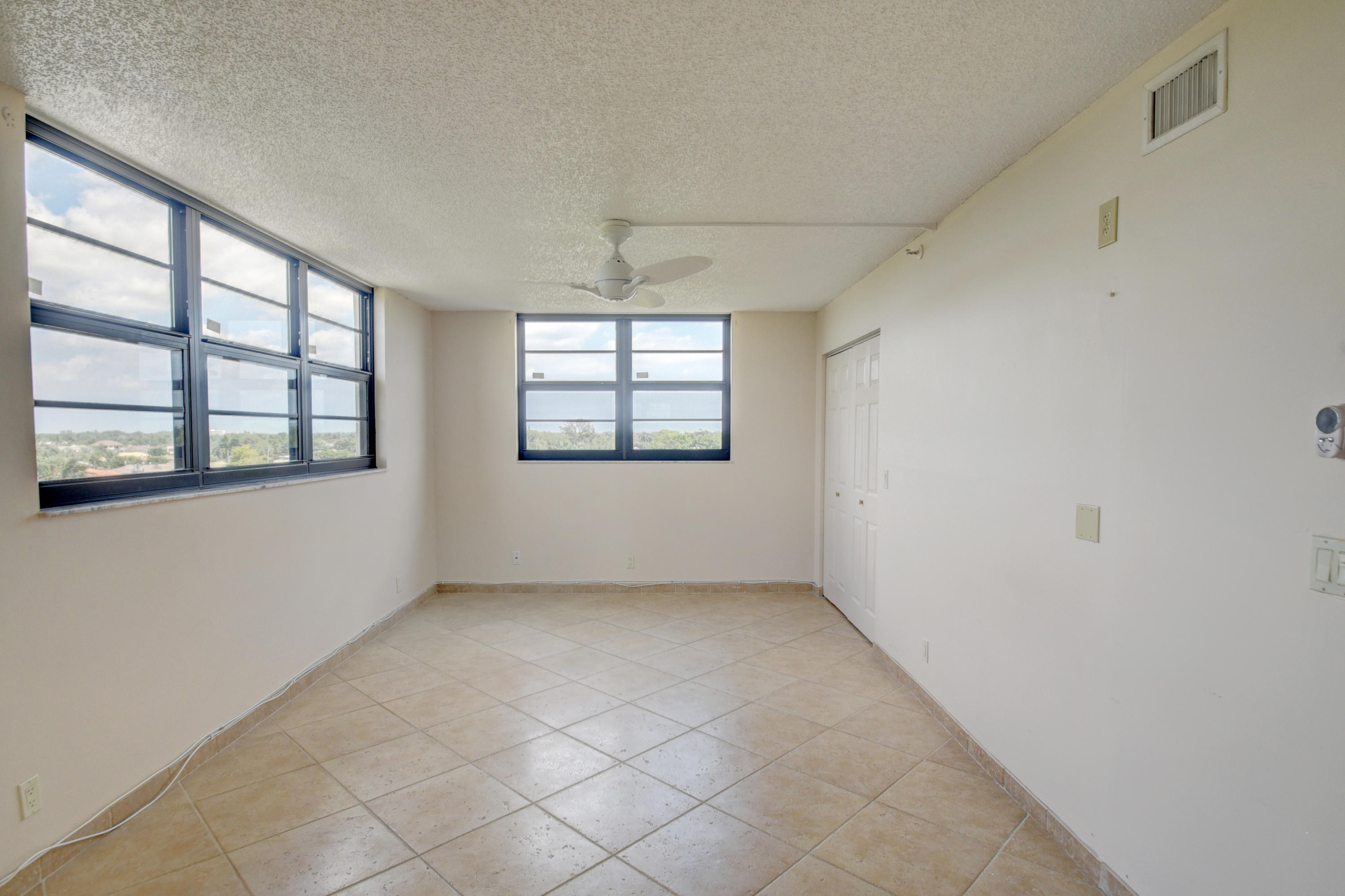 DEER CREEK COUNTRY CLUB ESTATES 1 CONDO - Residential