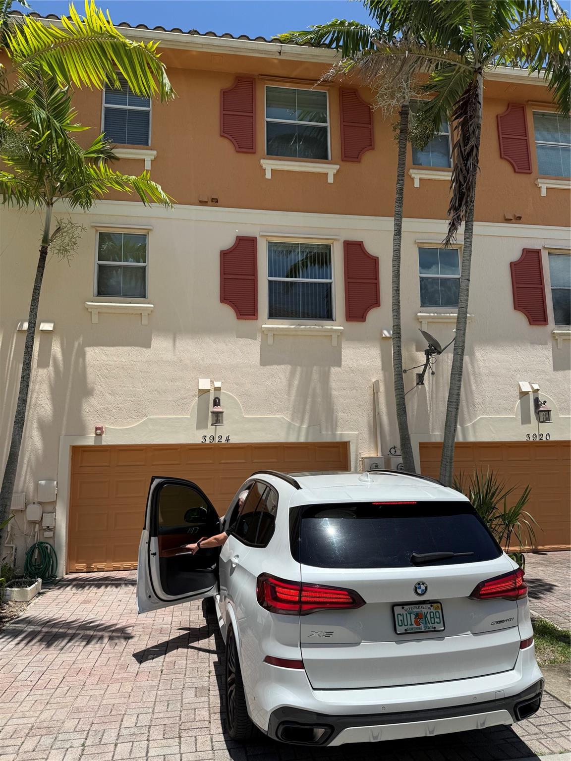 MOVE-IN READY FEE SIMPLE TOWNHOUSE! 2 CAR GARAGES. FHA VA APPROVED AND WELCOME! UP TO $10000 CLOSING COST CREDIT TO BUYER AT CLOSING. GREAT LOCATION. LOW HOA FEE. MINUTES TO EVERYTHING. VACANT EASY TO SHOW. IT IS A MUST-SEE AND IT WON'T LAST LONGER!