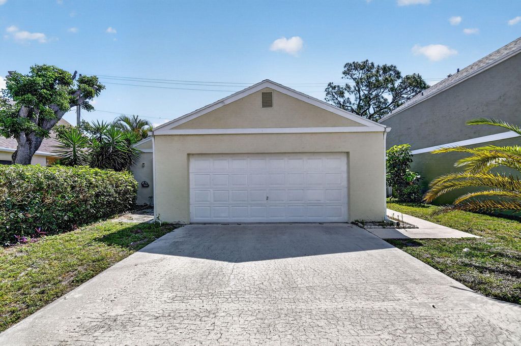 Photo of 9 Corrie Place, Boynton Beach, FL 33426 (MLS # B26022002)