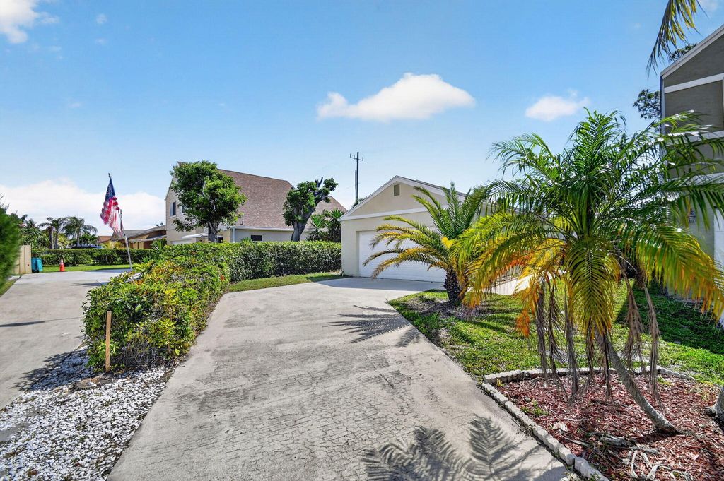 Photo of 9 Corrie Place, Boynton Beach, FL 33426 (MLS # B26022002)