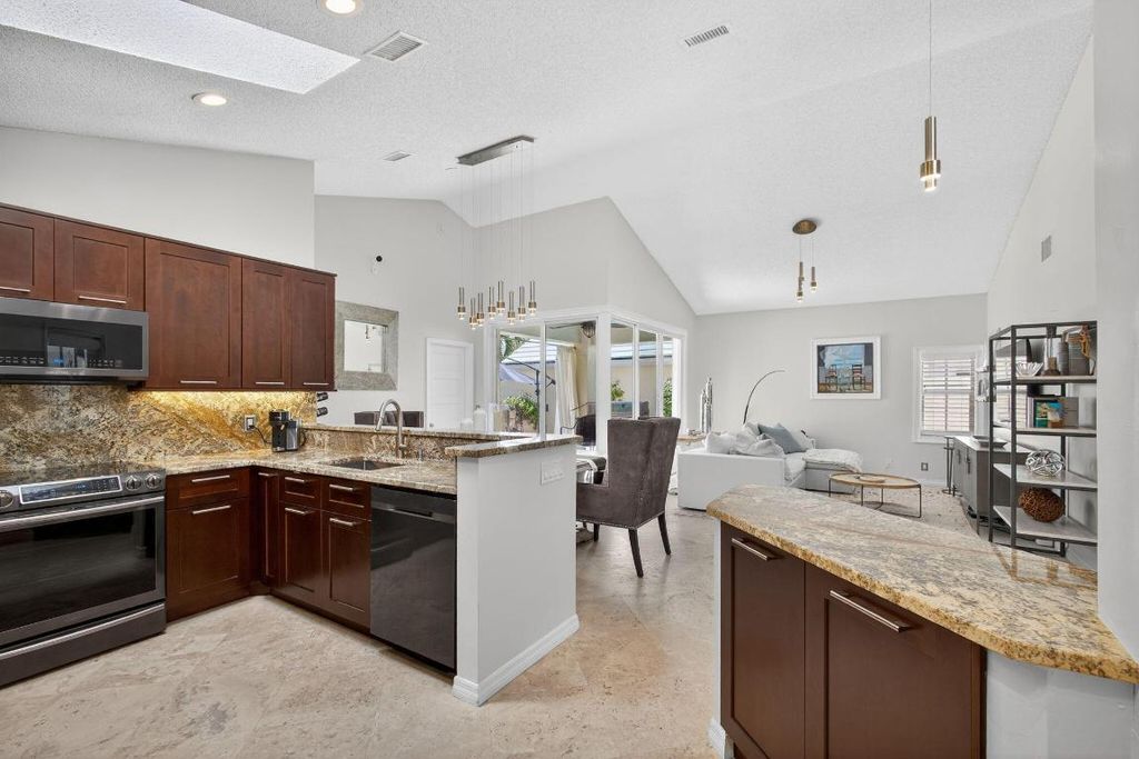 Photo of 31 Windsor Lane, Palm Beach Gardens, FL 33418 (MLS # R11125050)