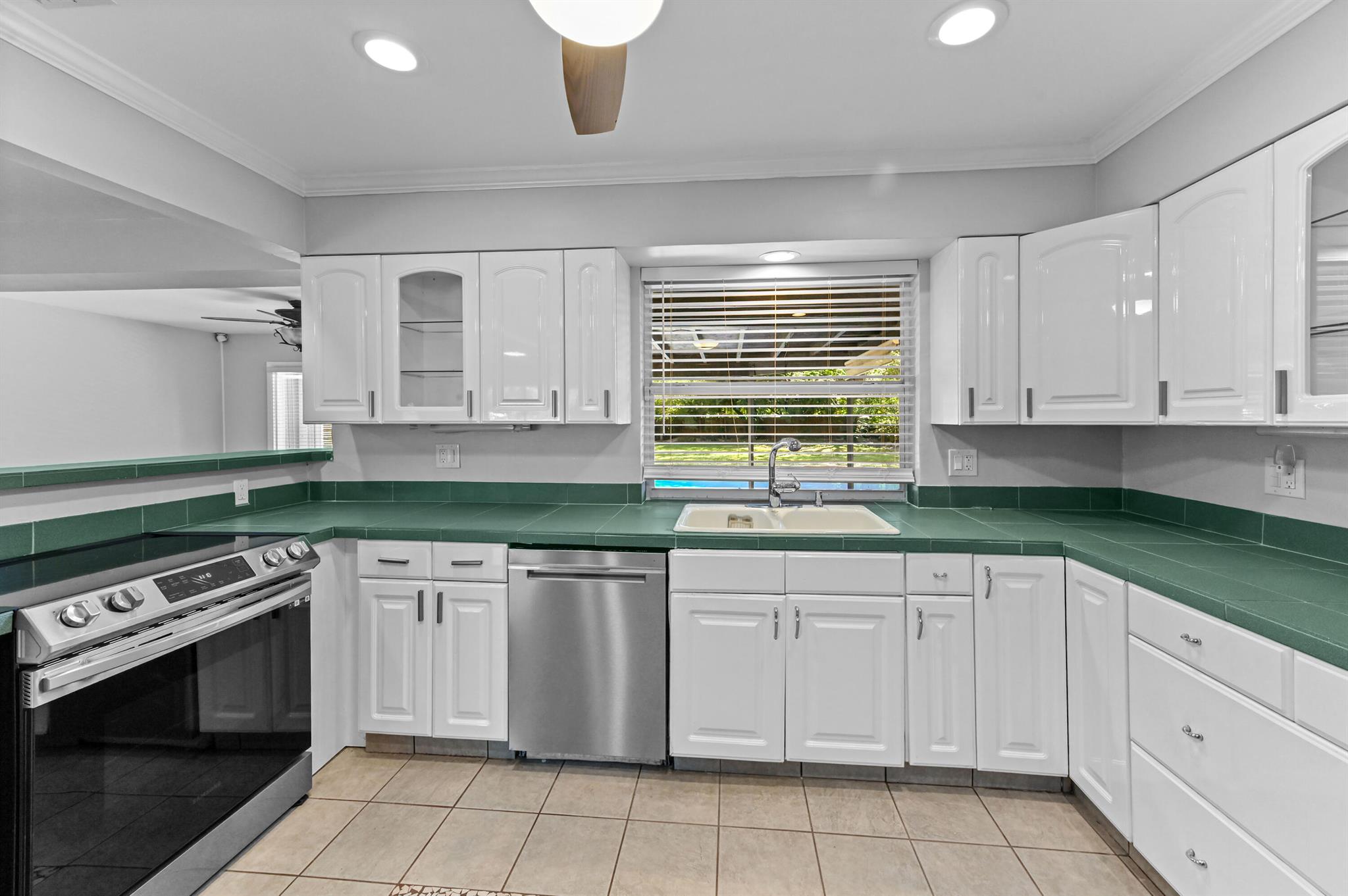 COUNTRY CLUB ESTATES - Residential