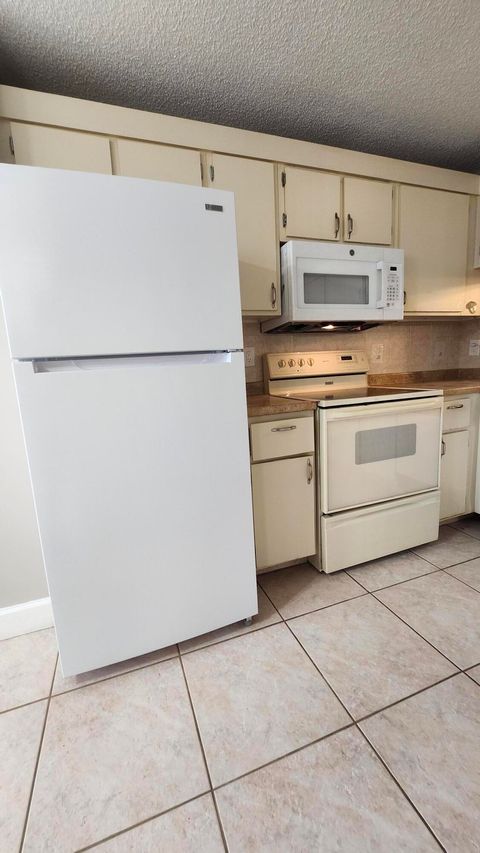 Tiny photo for 3146 Via Poinciana Dr #414, Lake Worth, FL 33467 (MLS # B26005258)