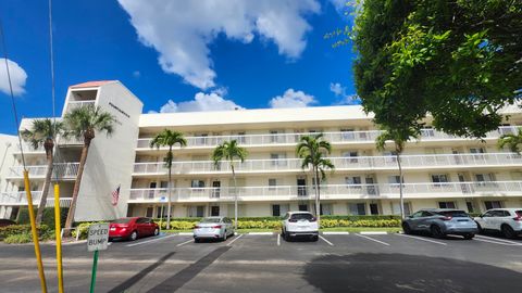 Photo of 3146 Via Poinciana Dr #414, Lake Worth, FL 33467 (MLS # B26005258)