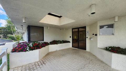 Tiny photo for 3146 Via Poinciana Dr #414, Lake Worth, FL 33467 (MLS # B26005258)