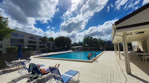 Tiny photo for 3146 Via Poinciana Dr #414, Lake Worth, FL 33467 (MLS # B26005258)