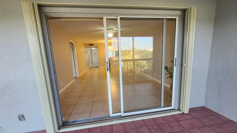 Tiny photo for 3146 Via Poinciana Dr #414, Lake Worth, FL 33467 (MLS # B26005258)