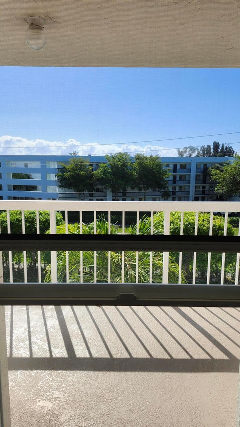 Tiny photo for 3146 Via Poinciana Dr #414, Lake Worth, FL 33467 (MLS # B26005258)