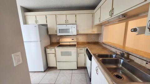 Tiny photo for 3146 Via Poinciana Dr #414, Lake Worth, FL 33467 (MLS # B26005258)